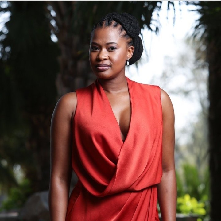 Zenande Mfenyane lends helping hand
