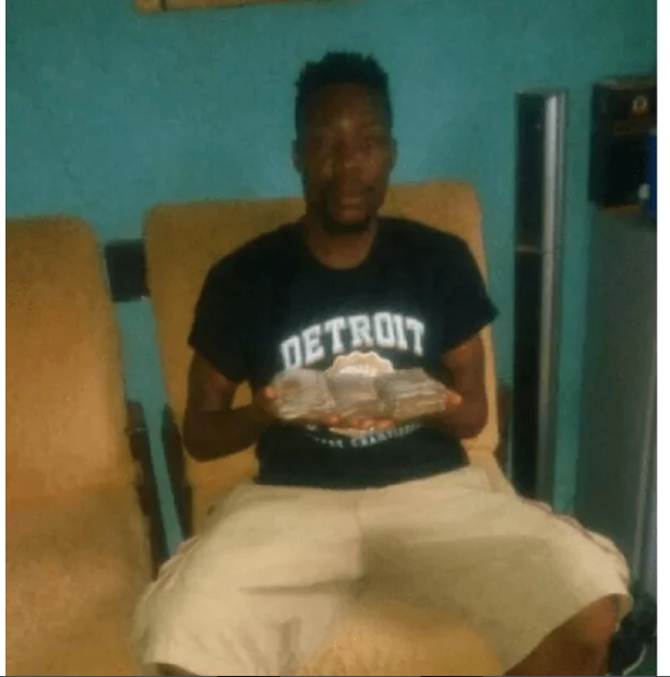 Unemployed Nigerian Man Returns 570 Thousand Naira Found at an Accident Scene