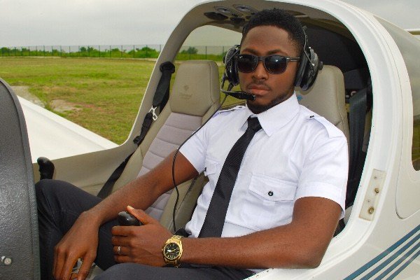 The Moment BBNaija 2018 Winner, Miracle Stepped Out in the Crowd Waiting to Welcome him at the Airport (Video)